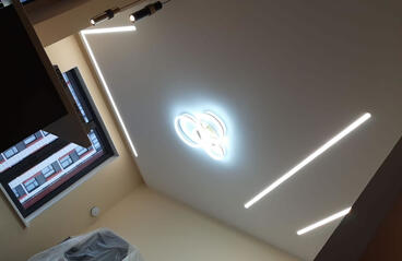 10.04.2023 - Студия со световыми линиями и скрытым карнизом. Потолок Bauf - Фотографии